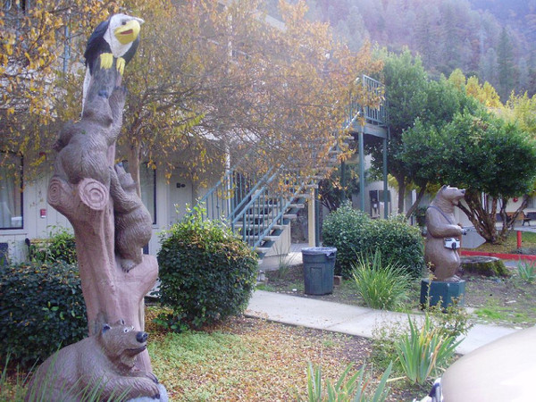Tierstatuen der Cedar Lodge, El Portal